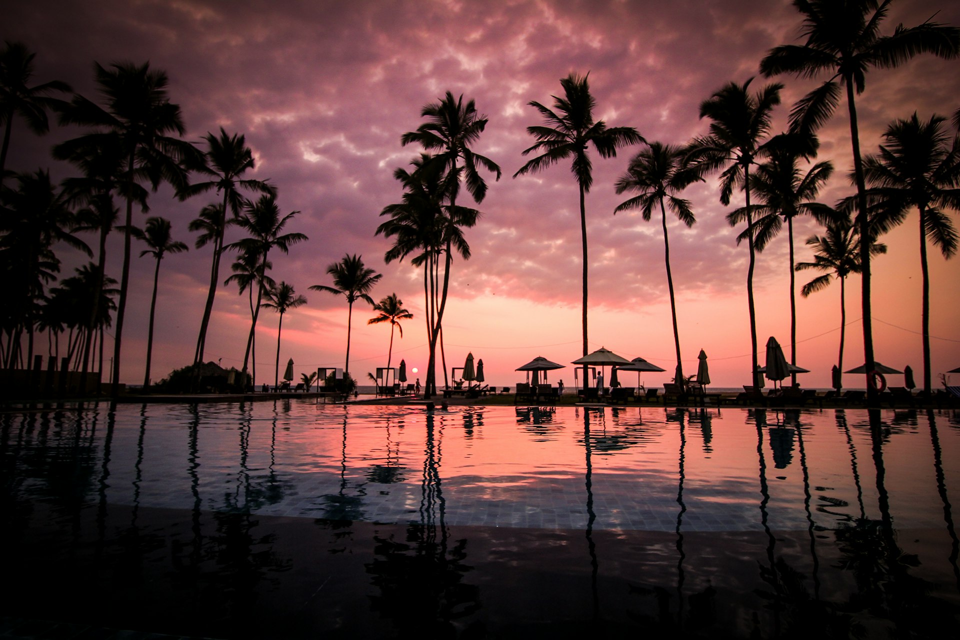 SUNSET POOL & LOUNGE